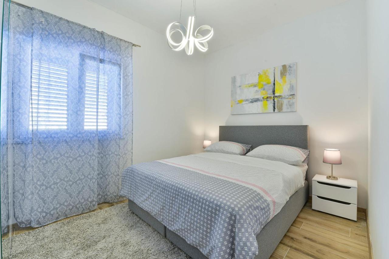 Family Friendly Apartments With A Swimming Pool Zadar - 18098 المظهر الخارجي الصورة