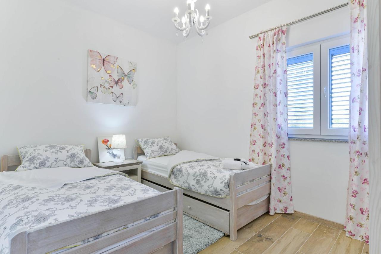 Family Friendly Apartments With A Swimming Pool Zadar - 18098 المظهر الخارجي الصورة